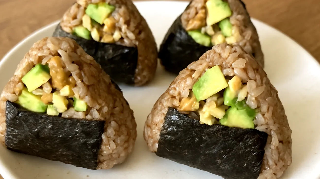 Buchweizen-Nori-Onigiri mit Walnüssen und Avocado"