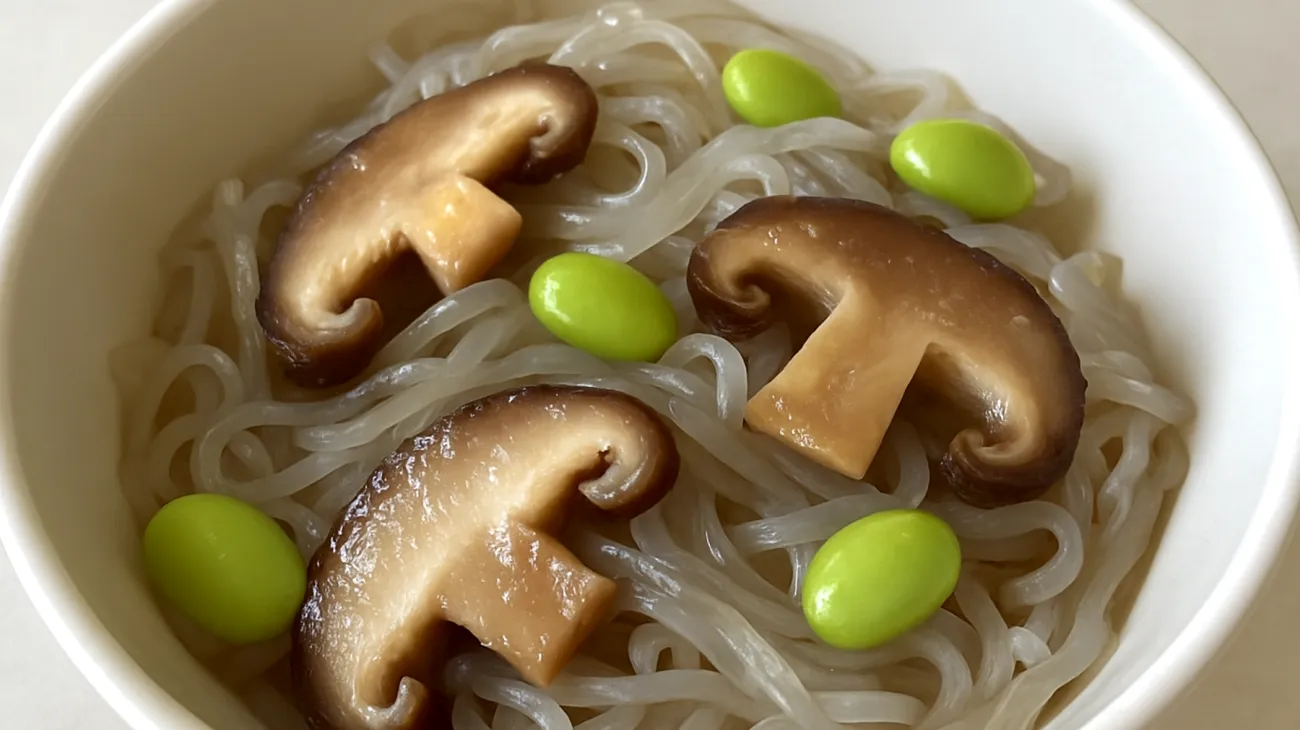 Konjac-Nudeln mit Shiitake-Pilzen und Edamame"