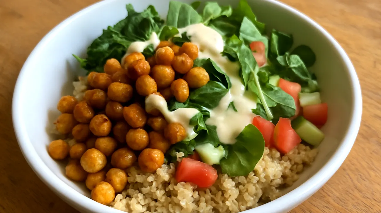 Quinoa-Bowl mit gerösteten Kichererbsen und Tahini-Dressing"